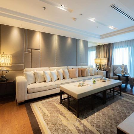 Summit Windmill Golf Suite Hotel At Suvarnabhumi Bangkok Zewnętrze zdjęcie A living room in a suite at the Shangri-La Kuala Lumpur
