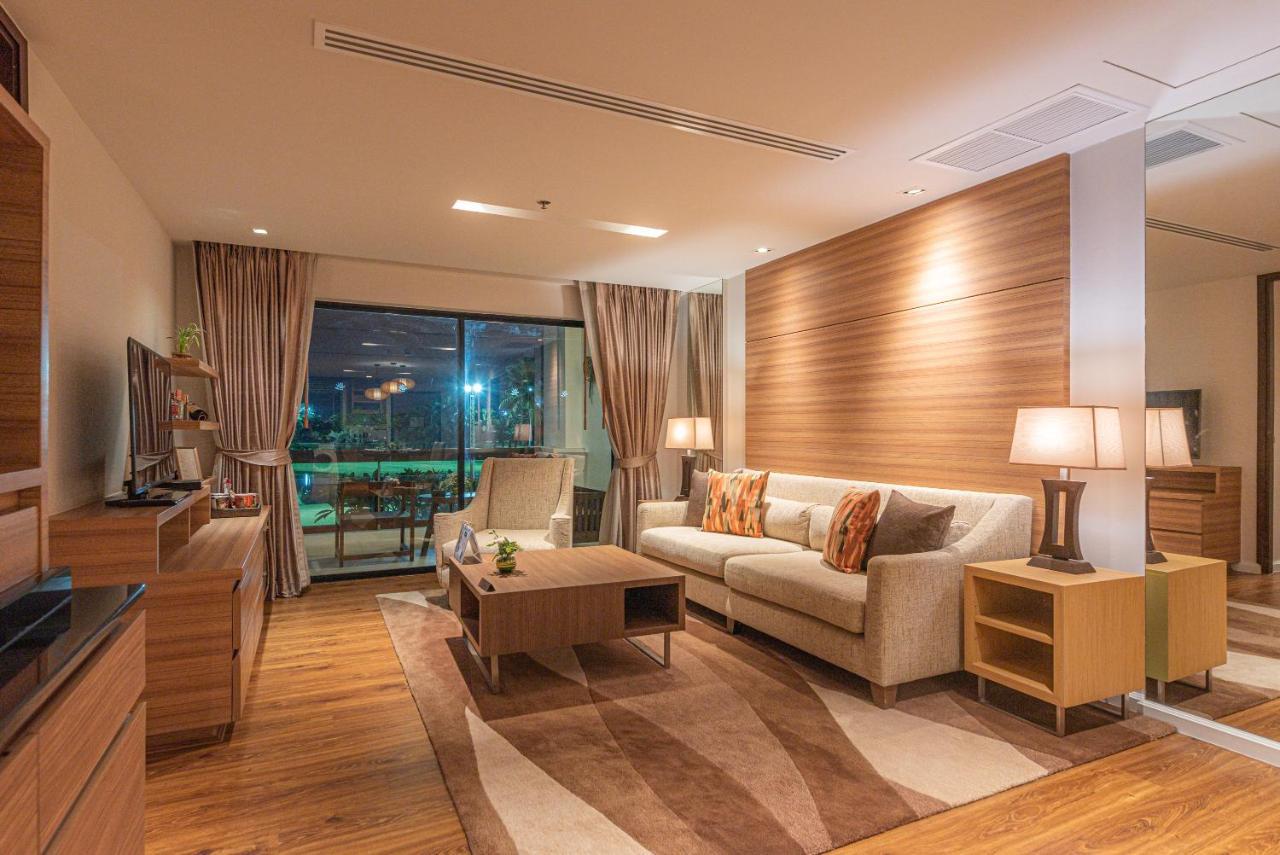 Summit Windmill Golf Suite Hotel At Suvarnabhumi Bangkok Zewnętrze zdjęcie A living room in a condominium