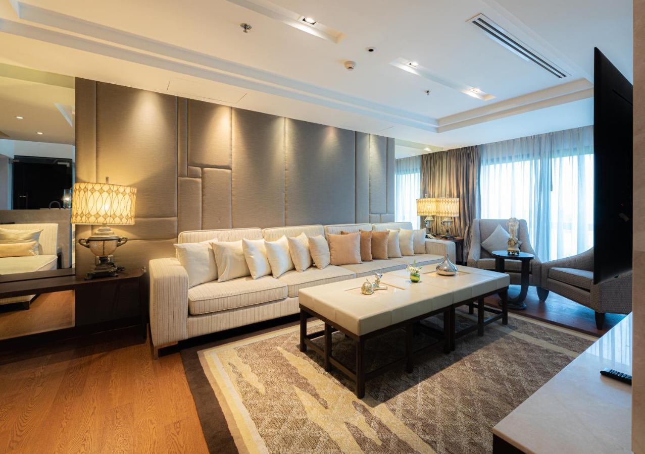 Summit Windmill Golf Suite Hotel At Suvarnabhumi Bangkok Zewnętrze zdjęcie A living room in a suite at the Shangri-La Kuala Lumpur