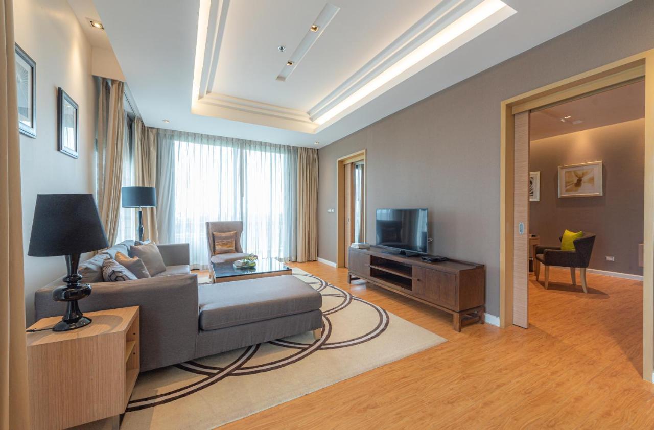 Summit Windmill Golf Suite Hotel At Suvarnabhumi Bangkok Zewnętrze zdjęcie A living room in a suite at the hotel