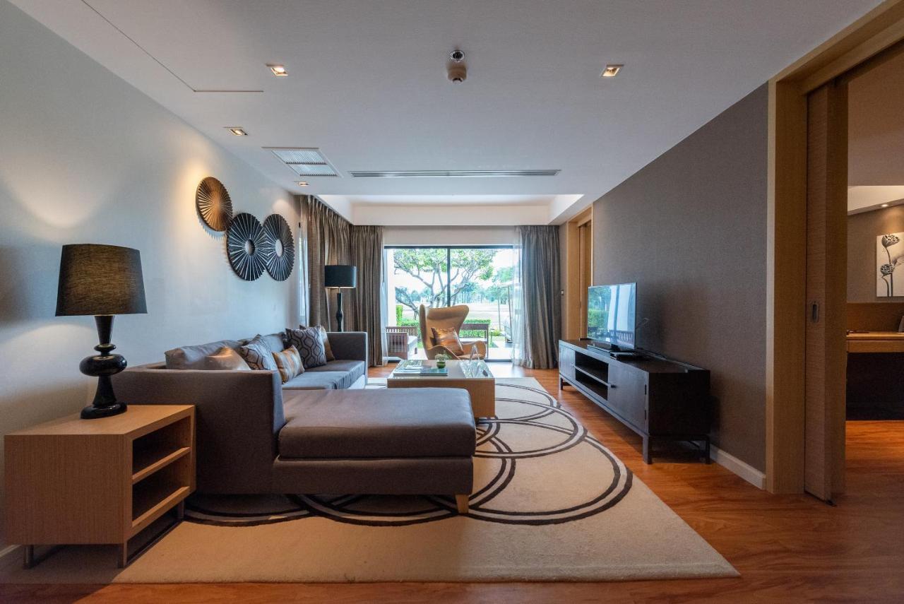Summit Windmill Golf Suite Hotel At Suvarnabhumi Bangkok Zewnętrze zdjęcie A living room in a condominium