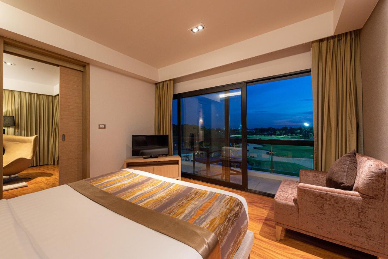 Summit Windmill Golf Suite Hotel At Suvarnabhumi Bangkok Zewnętrze zdjęcie A bedroom at the hotel