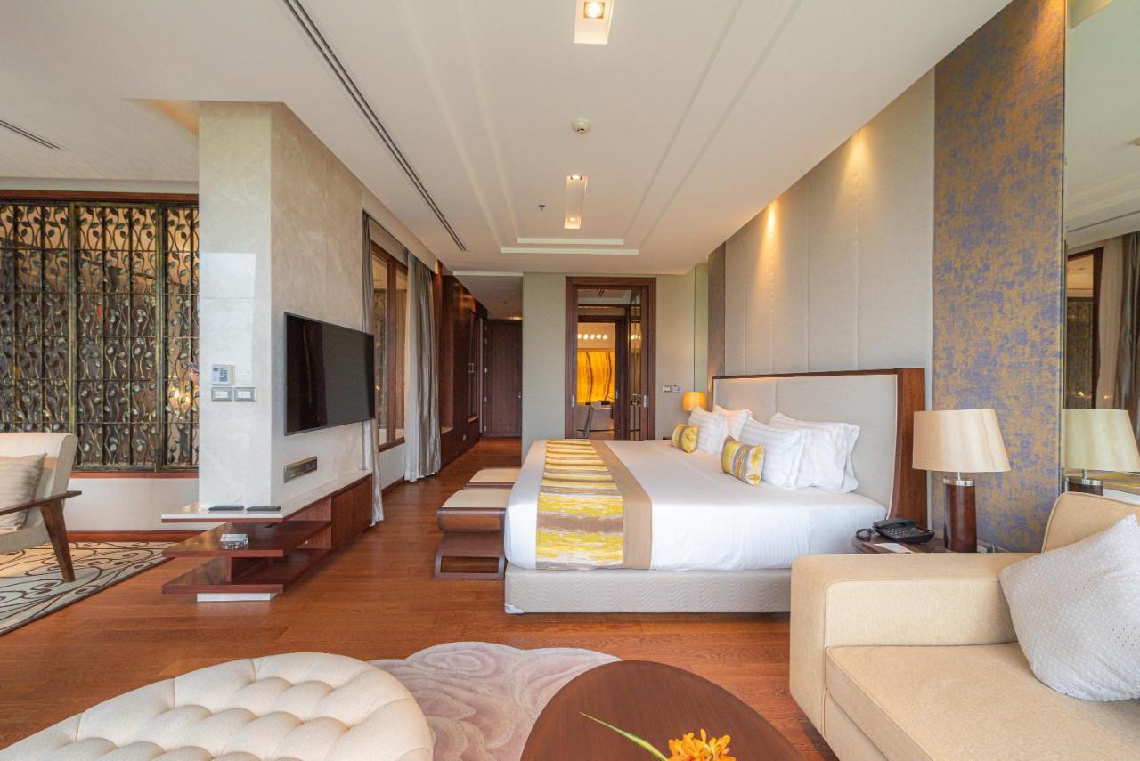 Summit Windmill Golf Suite Hotel At Suvarnabhumi Bangkok Zewnętrze zdjęcie A bedroom at the hotel