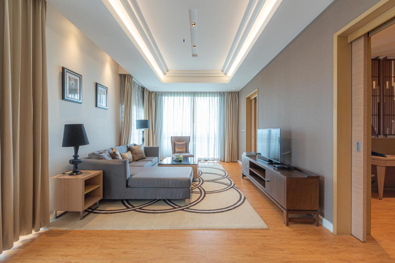 Summit Windmill Golf Suite Hotel At Suvarnabhumi Bangkok Zewnętrze zdjęcie A living room in a suite at the hotel