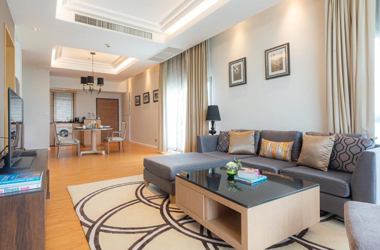 Summit Windmill Golf Suite Hotel At Suvarnabhumi Bangkok Zewnętrze zdjęcie A living room in a suite at the hotel