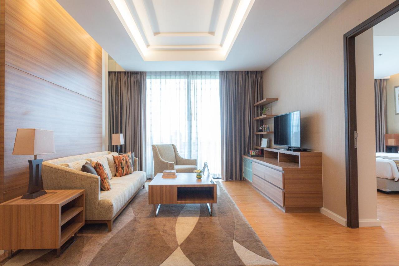 Summit Windmill Golf Suite Hotel At Suvarnabhumi Bangkok Zewnętrze zdjęcie A living room in a condominium