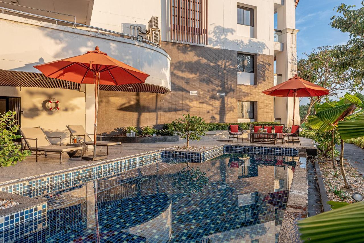 Summit Windmill Golf Suite Hotel At Suvarnabhumi Bangkok Zewnętrze zdjęcie The swimming pool at the hotel