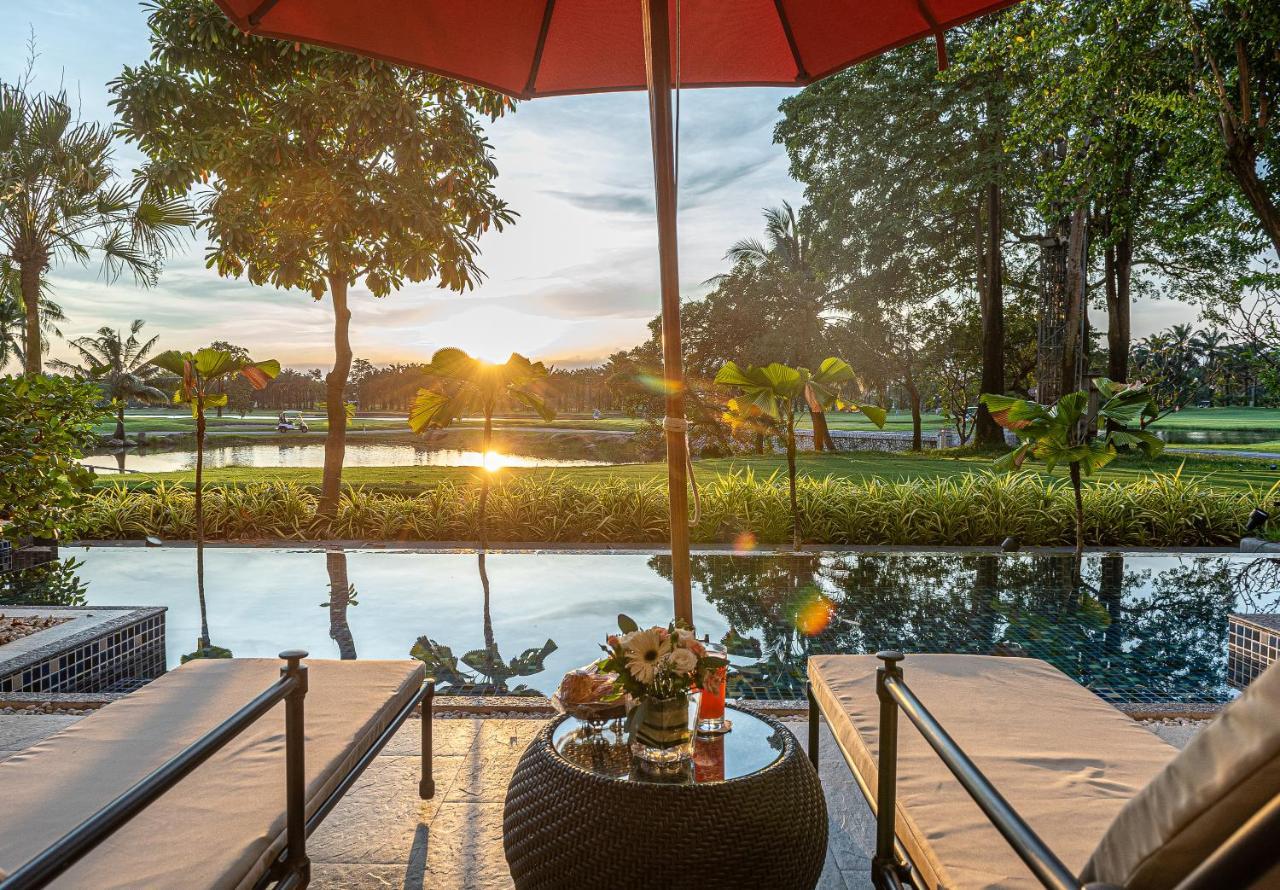 Summit Windmill Golf Suite Hotel At Suvarnabhumi Bangkok Zewnętrze zdjęcie View of the golf course from the clubhouse